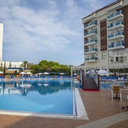 Cenger Beach Resort Side