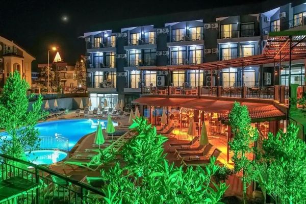 Clover Magic Park Side Hotel