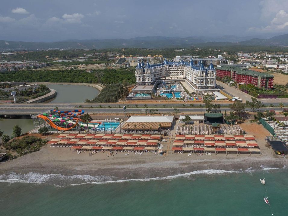 obiekt, budynek główny, teren hotelu, basen, aquapark, zjeżdżalnia, plaża