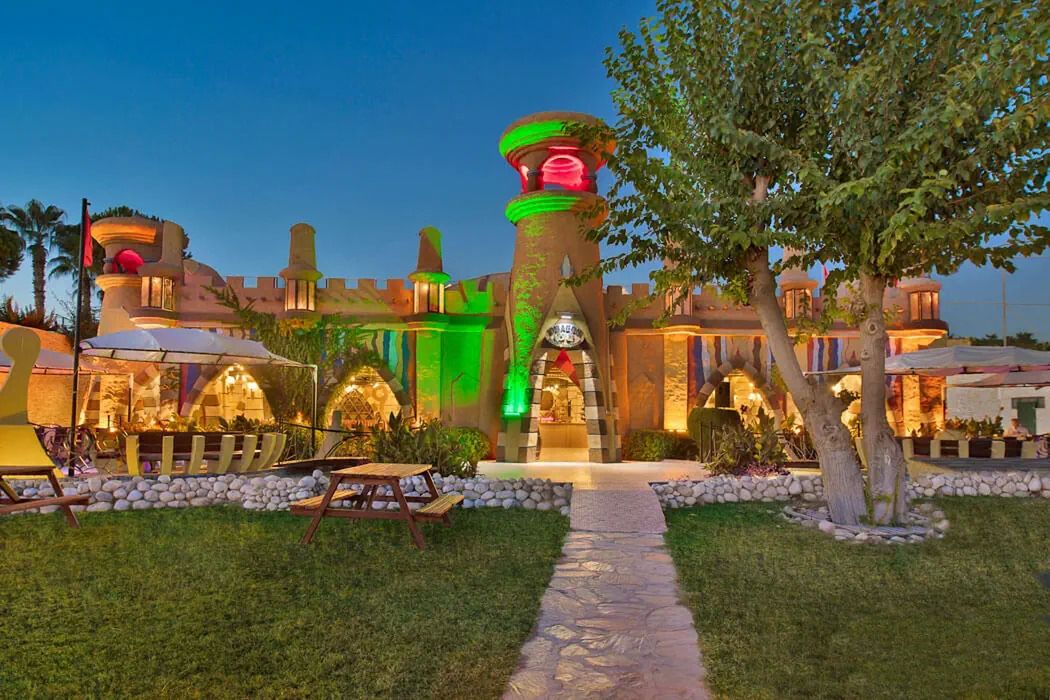 Kamelya Aishen Club (ex. Kamelya Aishen K Club) - budynek główny