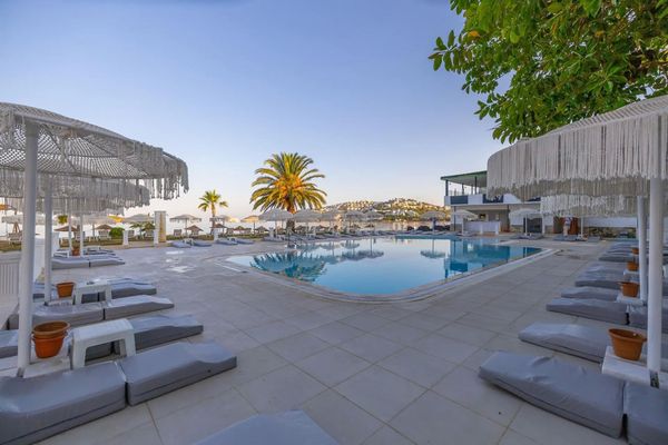 Ladonia Luna Beach Resort