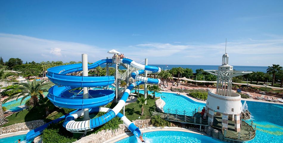 teren hotelu, basen, zjeżdżalnia