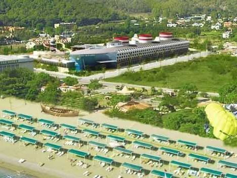 Queen Elizabeth Elite Suite &amp; Spa