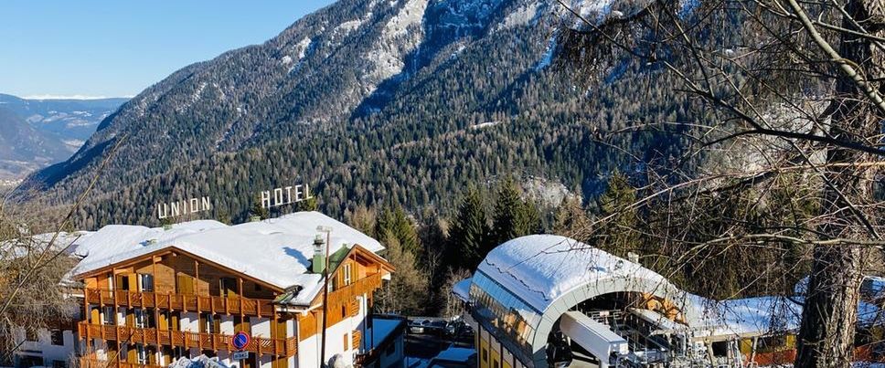 zwiedzanie, teren hotelu, budynek główny