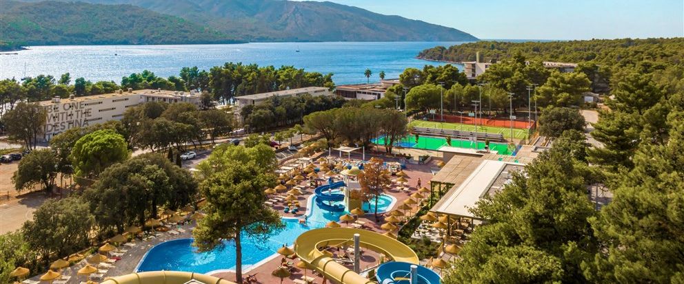teren hotelu, basen, zjeżdżalnia