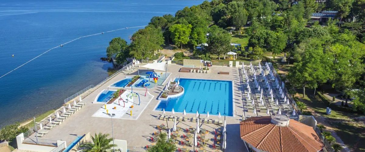 teren hotelu, basen, brodzik