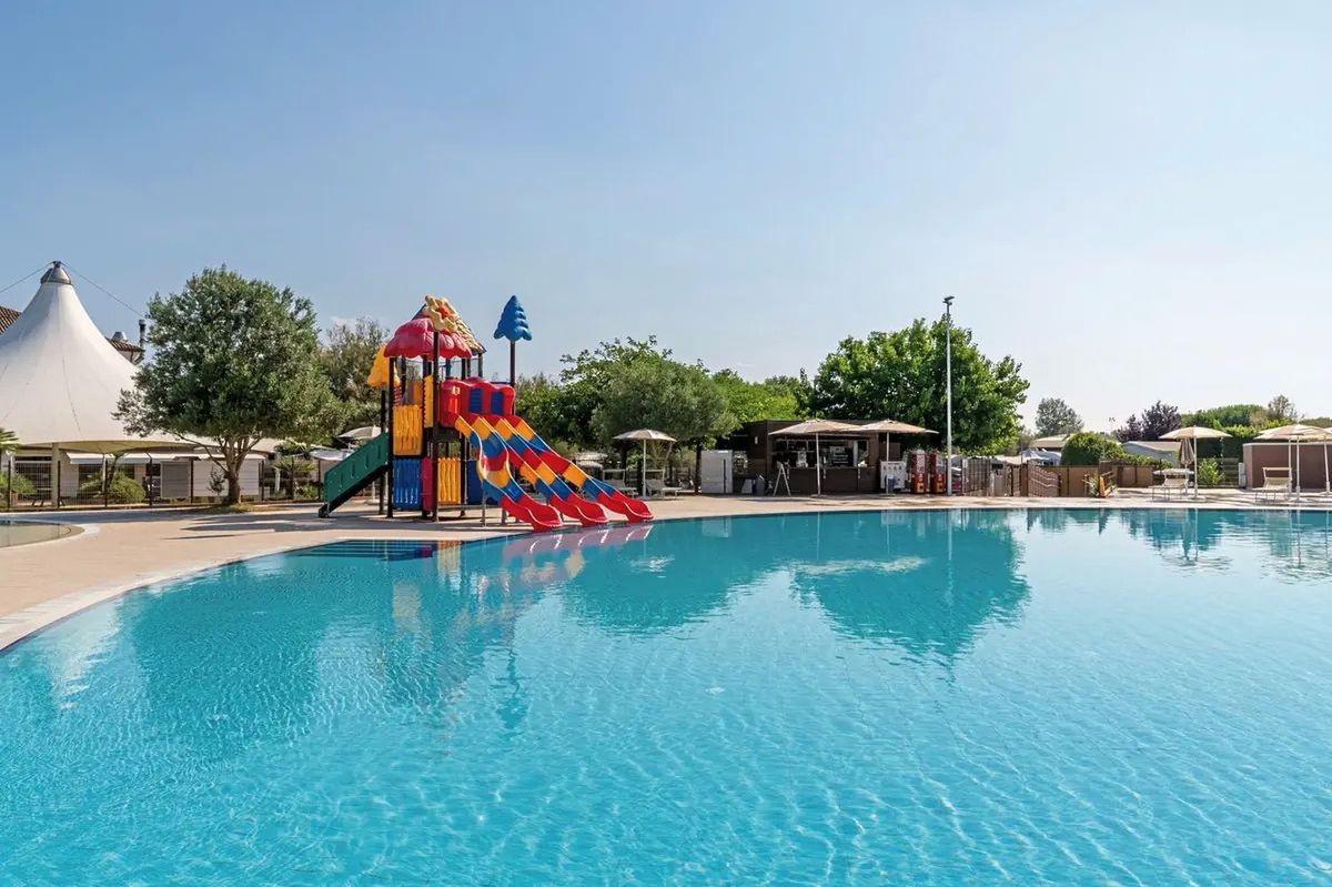 basen, zjeżdżalnia