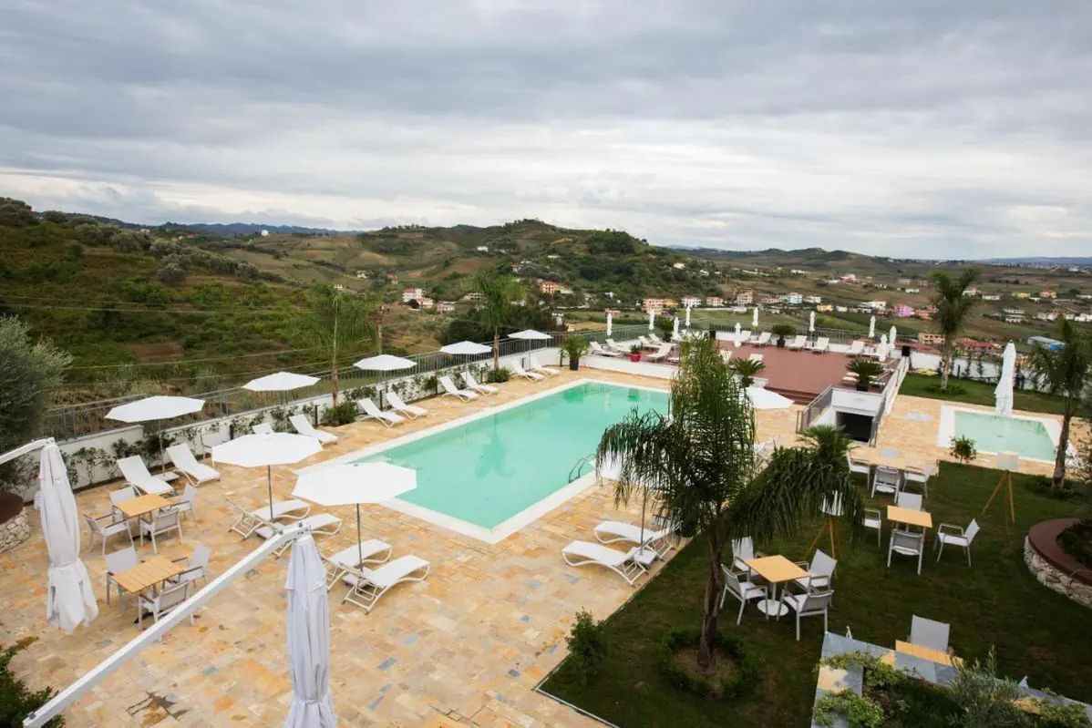 góry, teren hotelu, basen