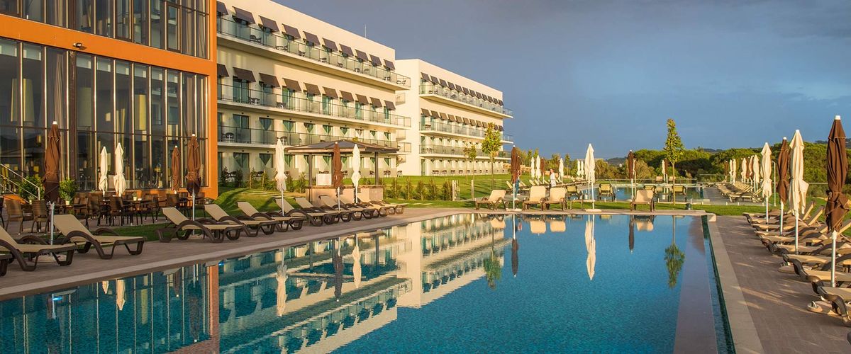 budynek główny, teren hotelu, basen