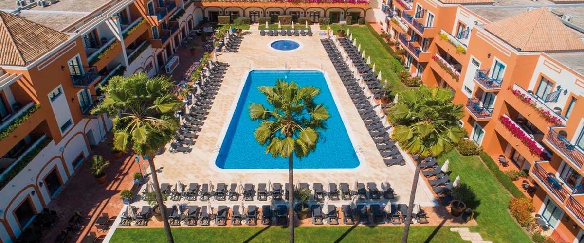 budynek główny, teren hotelu, basen