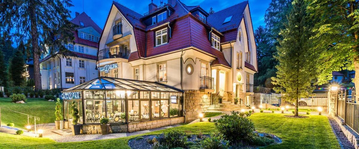 teren hotelu, budynek główny