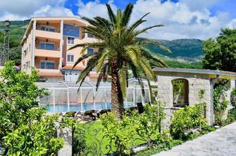 Villa Dolphin