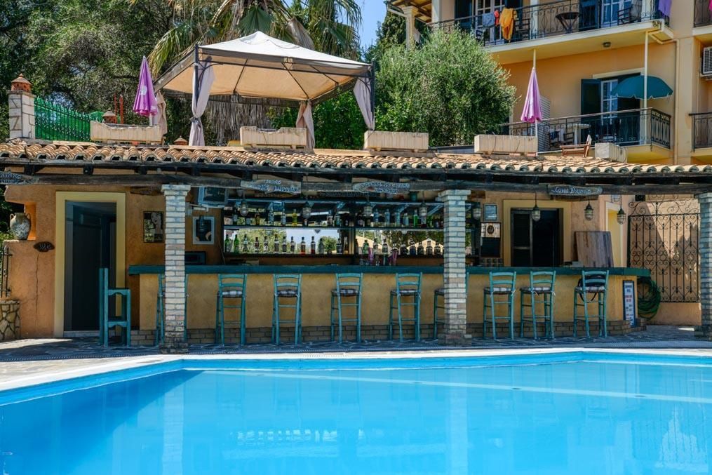 teren hotelu, basen, pool bar