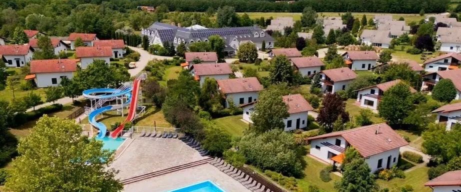 teren hotelu, basen, zjeżdżalnia