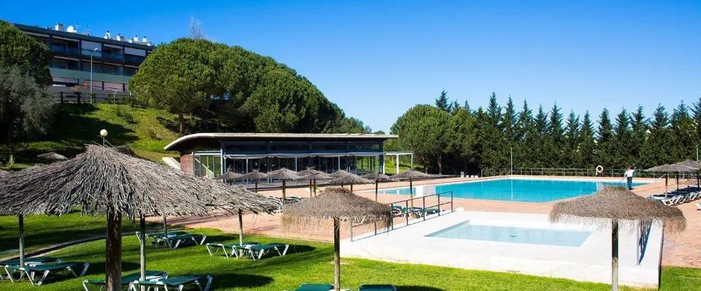 teren hotelu, basen, brodzik