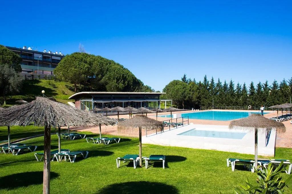 teren hotelu, basen, brodzik