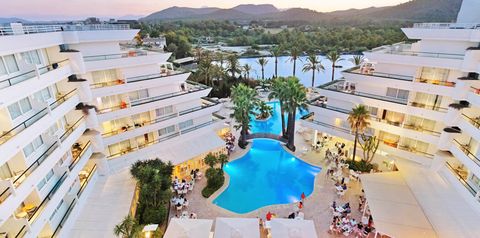 teren hotelu, basen, góry