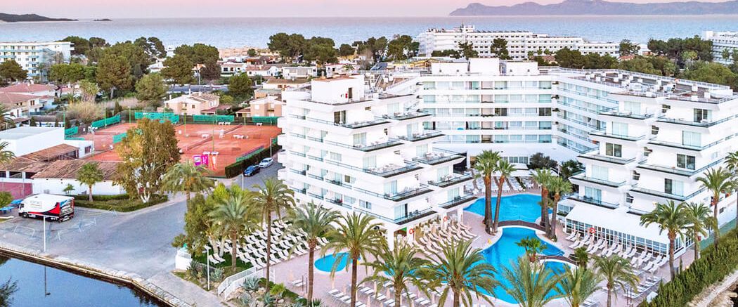 teren hotelu, basen, korty tenisowe