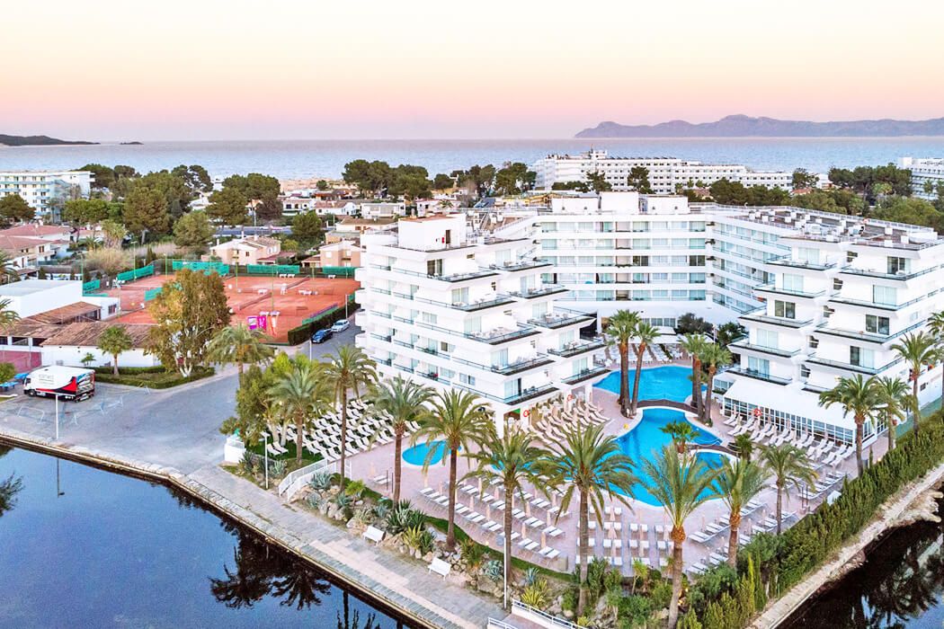 teren hotelu, basen, korty tenisowe