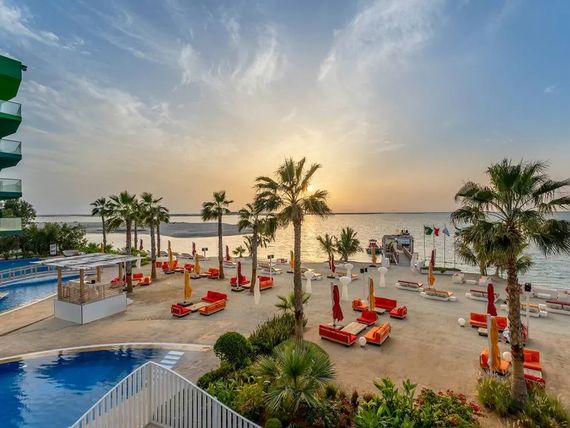teren hotelu, basen, plaża