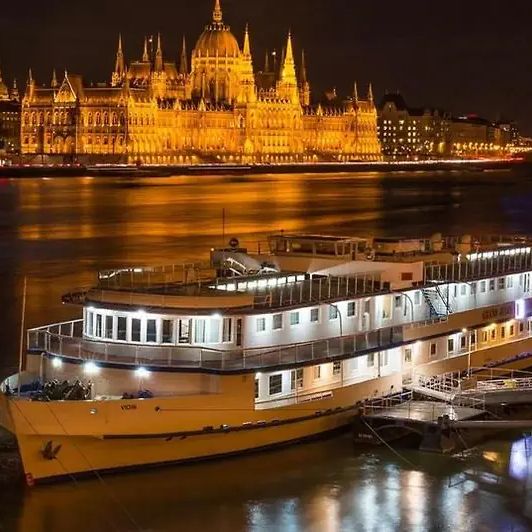 Grand Jules Boat