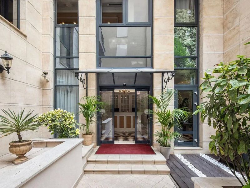 Queen's Court Hotel &amp; Residence 5*