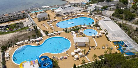 teren hotelu, basen, zjeżdżalnia, brodzik, plaża