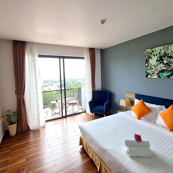 Tom Hill Resort & Spa