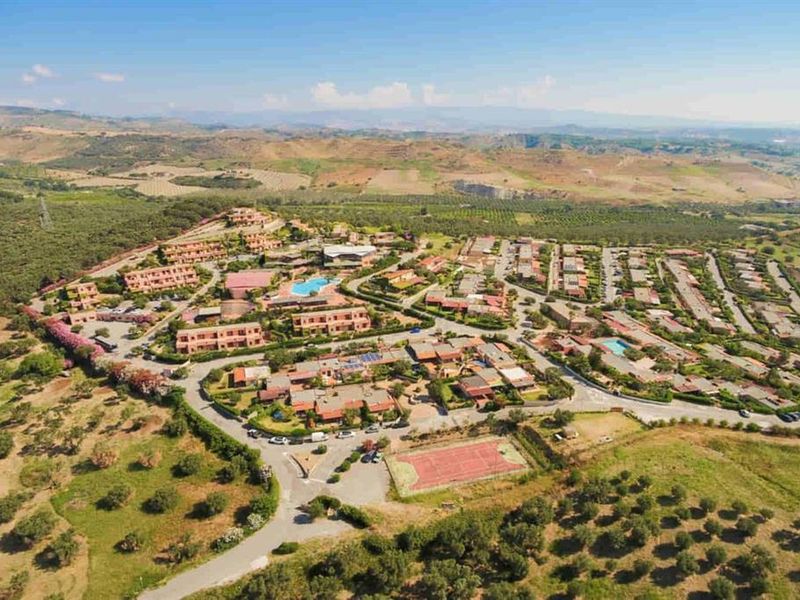 HG Squillace Village