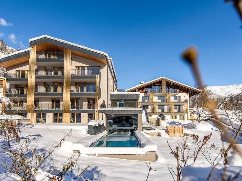 Maraias Luxury Suites &amp; Apartments