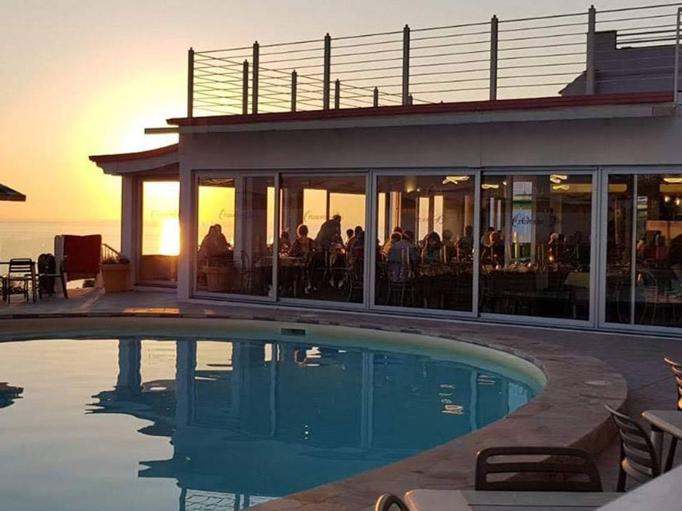 teren hotelu, basen, restauracja