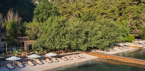 teren hotelu, plaża, góry