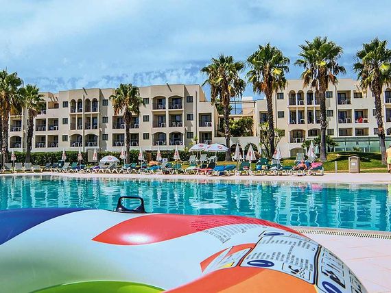 teren hotelu, basen, pool bar