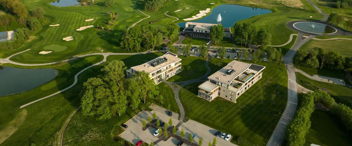 basen, pole golfowe, teren hotelu