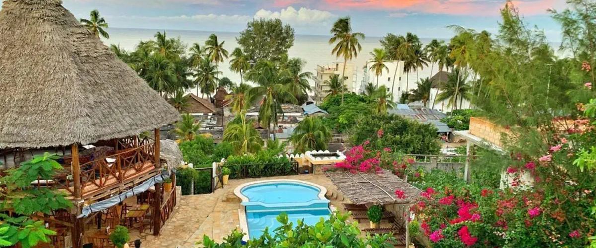 teren hotelu, basen, restauracja