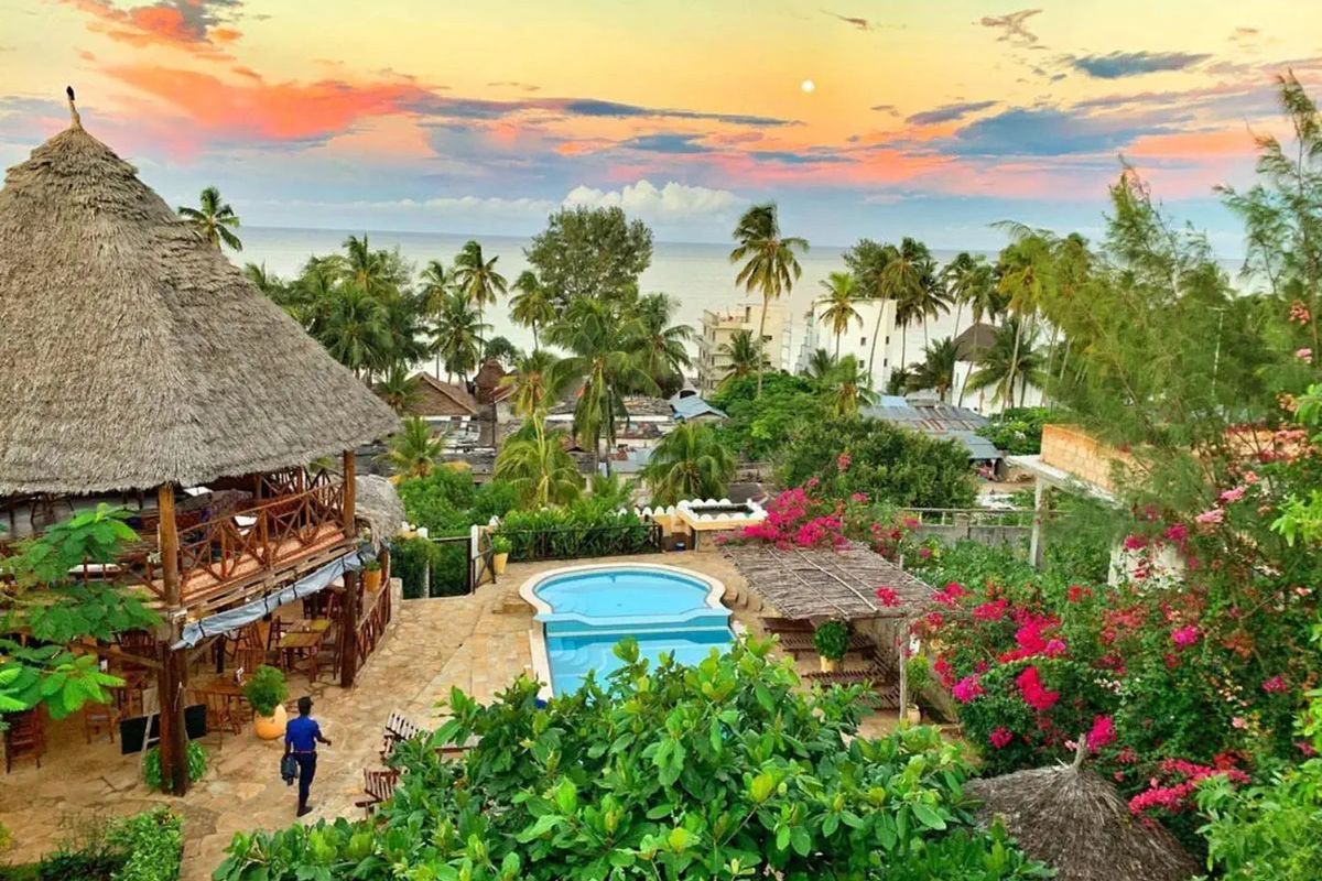 teren hotelu, basen, restauracja