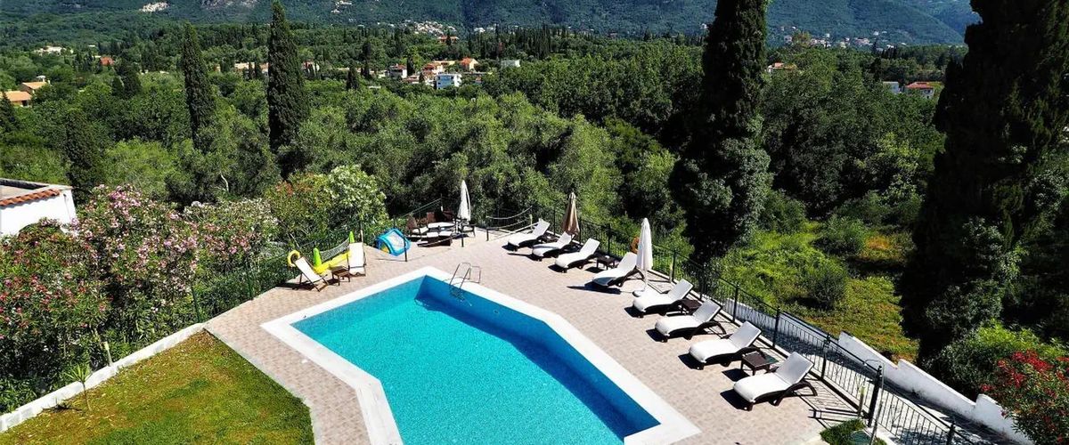 teren hotelu, basen, góry