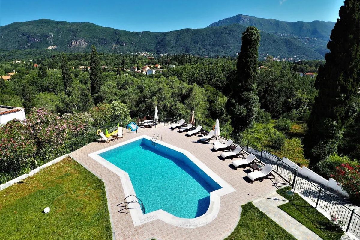 teren hotelu, basen, góry