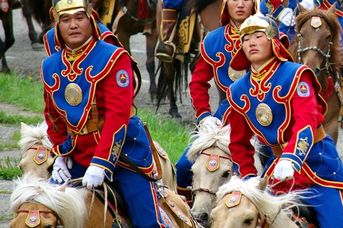Mongolia z festiwalem Naadam