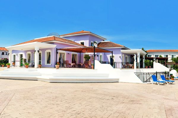 Akamanthea Holiday