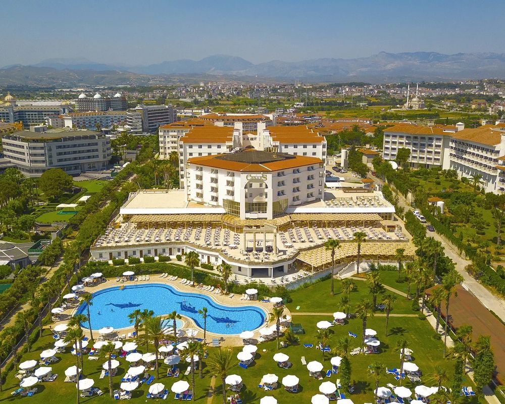 Cesars Resort (Side)