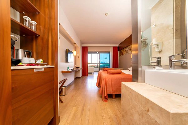 Commodore Elite Suites & Spa