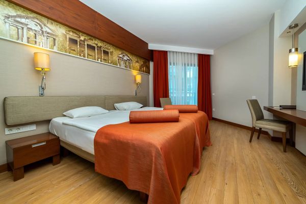 Commodore Elite Suites & Spa