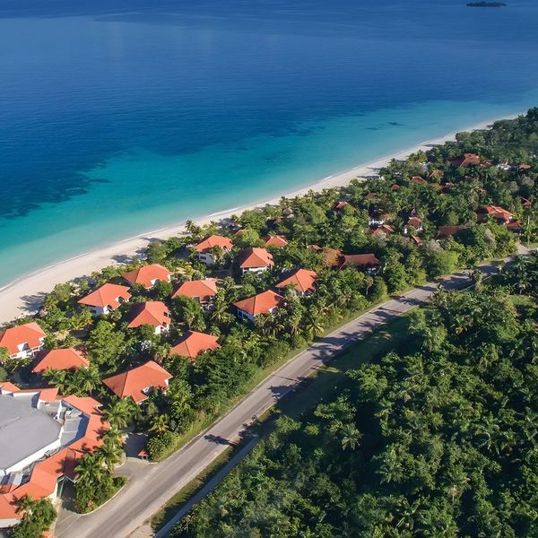 Couples Swept Away — Negril, Jamajka