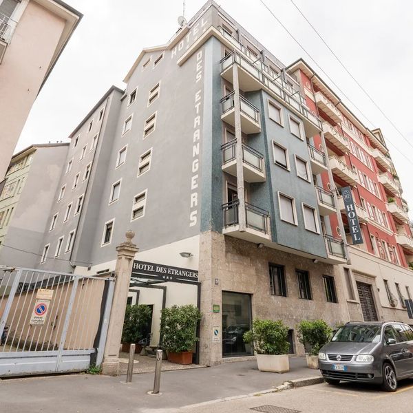 Des Etrangers — Mediolan, Włochy