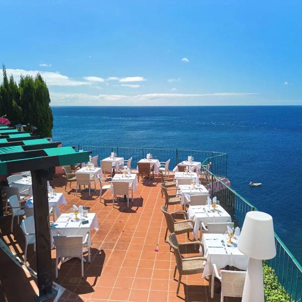 Inn & Art Gallery — Canico, Portugalia