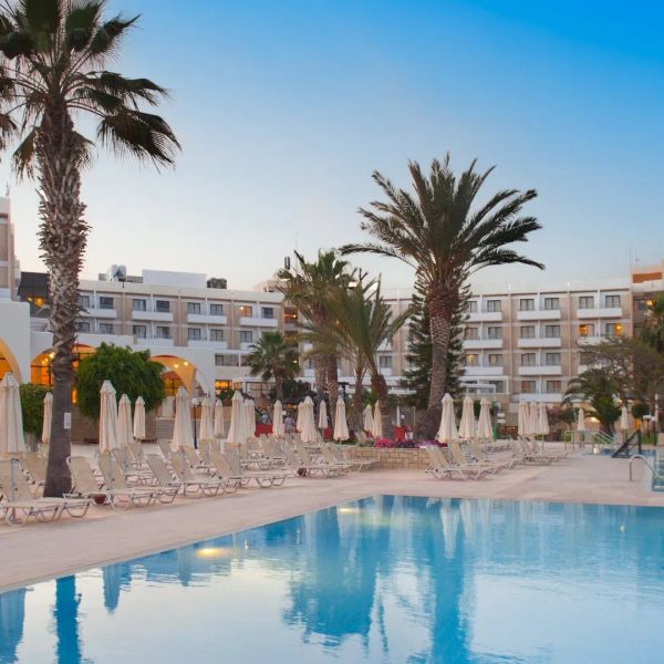Louis Phaethon Beach — Paphos, Cypr