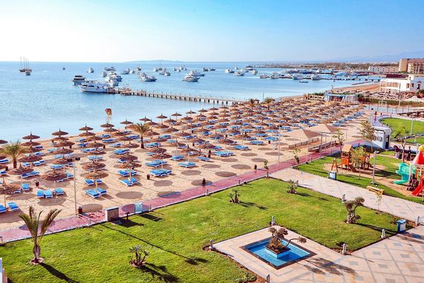 Pickalbatros White Beach Resort