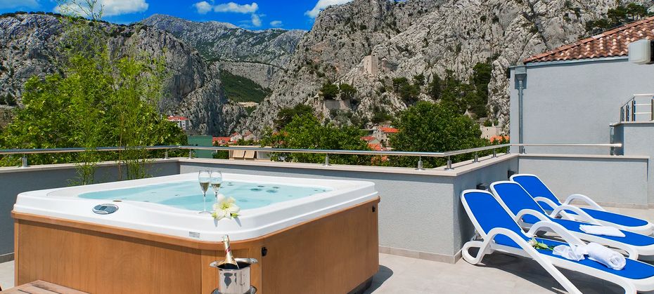 Plaza (Omis)