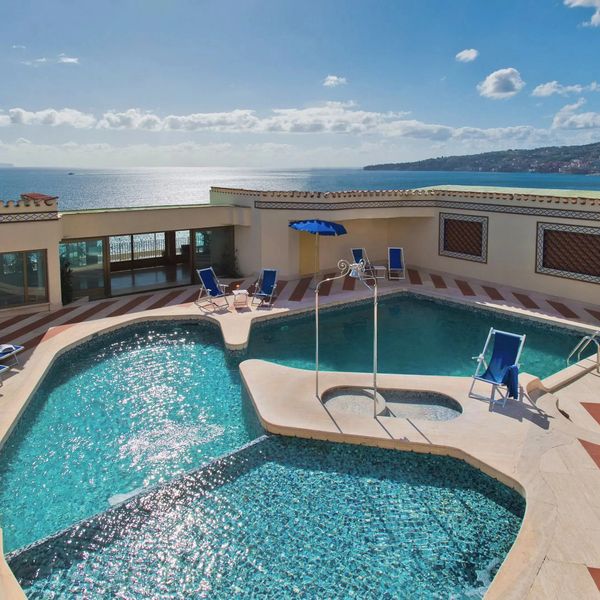 Royal Continental — Neapol, Włochy